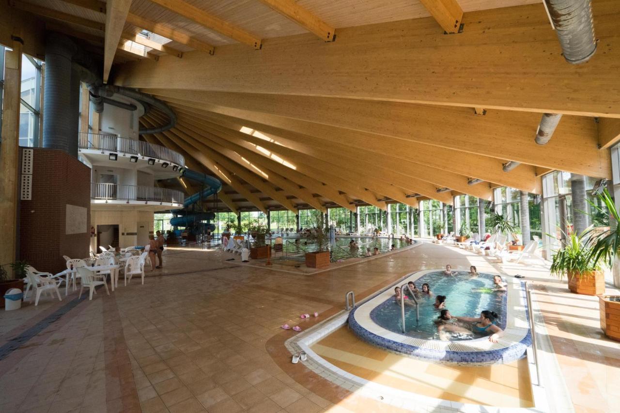Hotel Kumania Kisujszallas Exteriér fotografie
